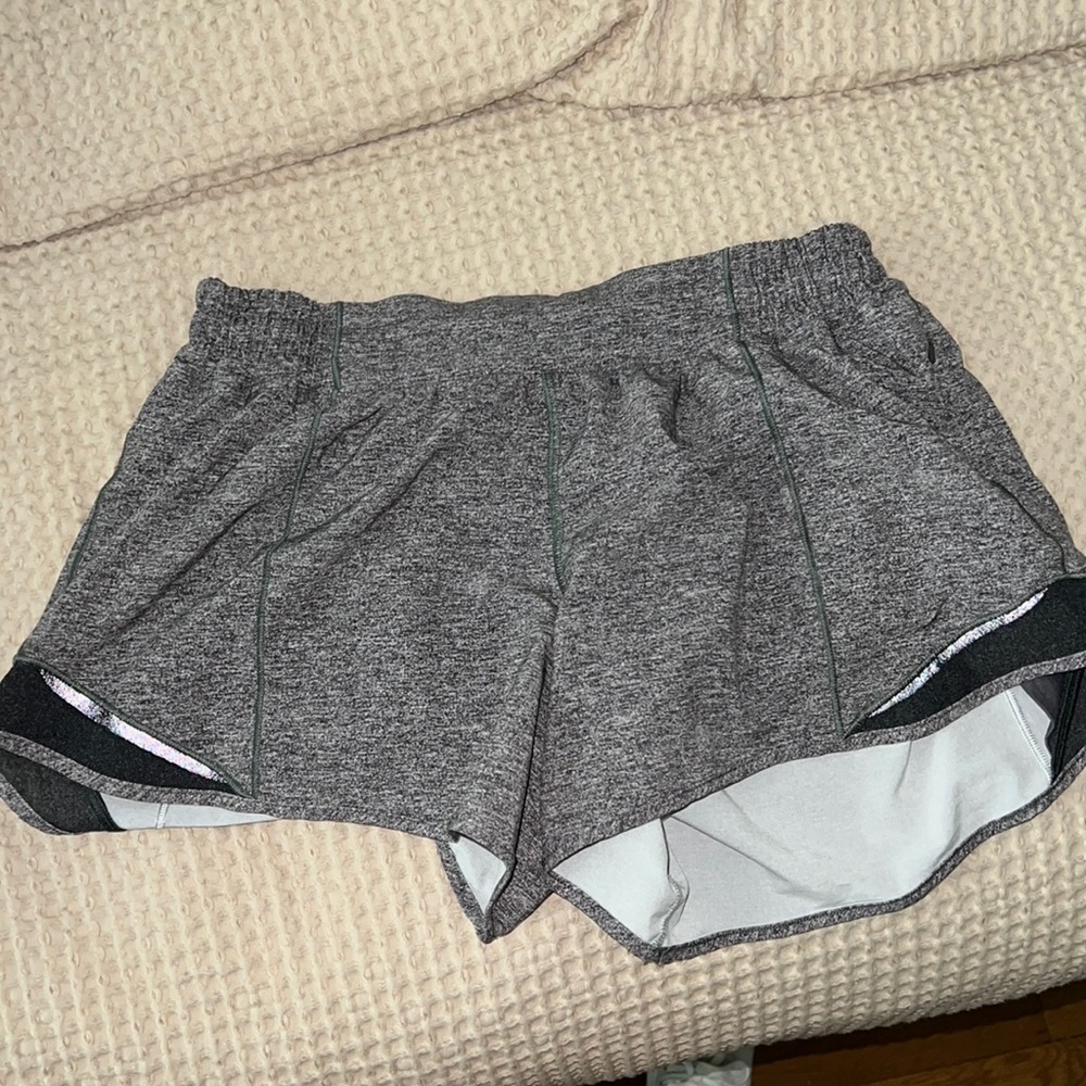 Lululemon Hotty Hot 4 inch shorts - low rise